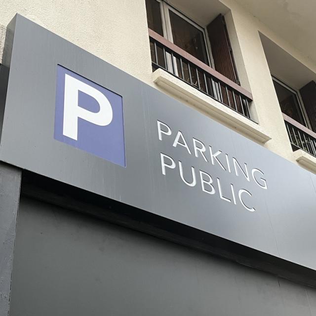 Panneau d´un parking public situé á Marseille